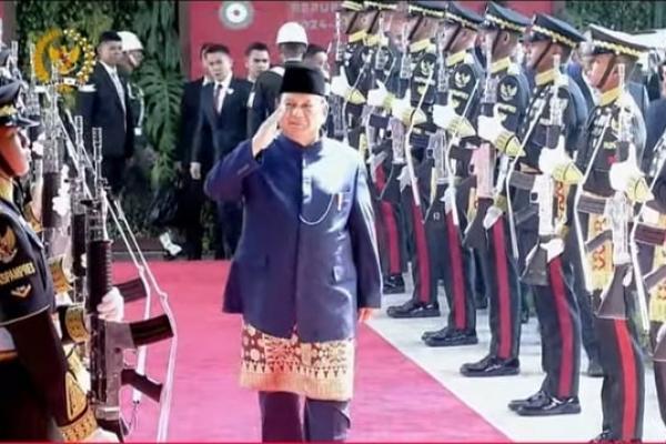 Presiden terpilih 2024-2029, Prabowo Subianto tiba di Gedung MPR untuk dilantik menjadi Presiden Republik Indonesia 2024-2029. Prabowo akan membacakan sumpah di Sidang Paripurna MPR.