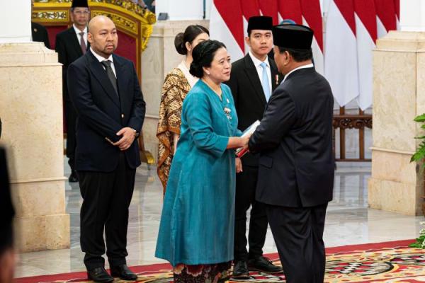 Jadi kita sama-sama membangun Indonesia bagaimana membuat Indonesia menjadi lebih maju, menjadi lebih baik menjadi lebih dikenal luas oleh pimpinan internasional melalui Parlemen.