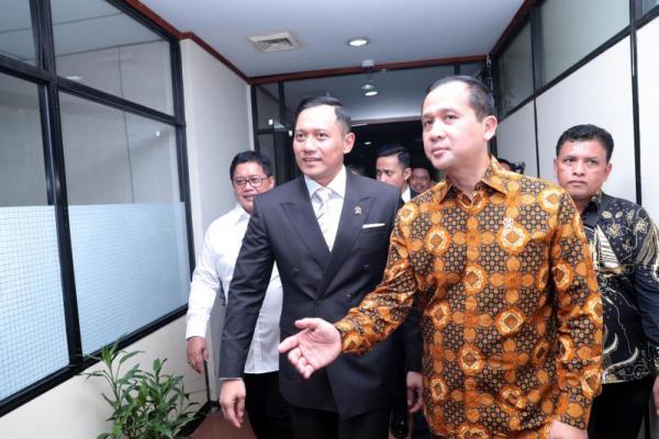 AHY setuju dengan pernyataan Menteri Transmigrasi Muhammad Iftitah Sulaiman Suryanagara yang menyebut transmigran sebagai patriot karena mau berpindah ke daerah yang membutuhkan kehadirannya.