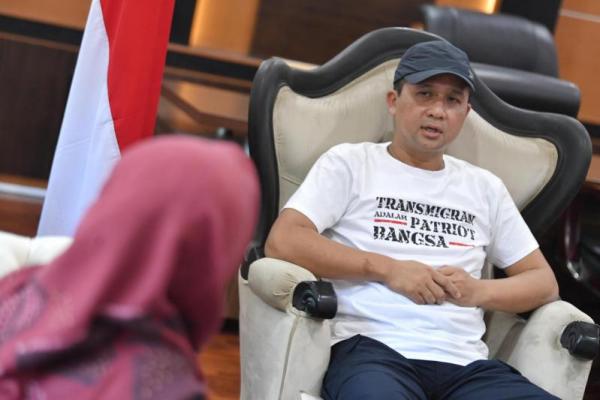 Menteri Transmigrasi Muhammad Iftitah Sulaiman Suryanagara berkomitmen menyelesaikan masalah transmigrasi yang menjadi prioritas untuk diselesaikan sebagai salah satu target 100 hari kerja. 