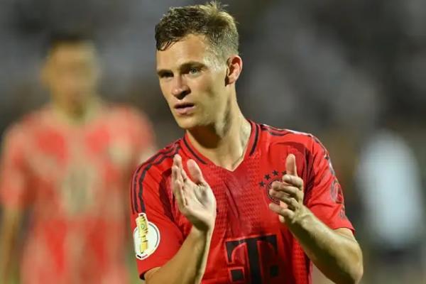 Gelandang Bayern Munich, Joshua Kimmich, tak menutup peluang transfer ke Barcelona, di tengah keraguan mengenai masa depan pemain asal Jerman tersebut.