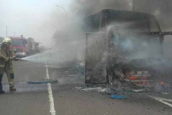 Sebuah Bus Pariwisata Bawa 58 Anak TK Terbakar di Tol, Ini Kronologisnya