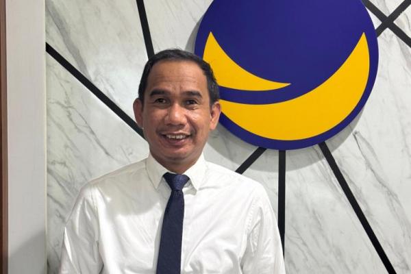 Putusan bebas Ronald Tannur itu putusan nyeleneh dan aneh. Putusan yang sangat melukai rasa keadilan masyarakat. Terbukti, di balik putusan yang kontroversi, nyeleneh, dan aneh itu ada kongkalikong dan pemufakatan jahat, yang ini berhasil dibongkar oleh Kejaksaan Agung.