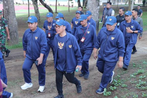 Menteri Desa dan Pembangunan Daerah Tertinggal (Mendes PDT) Yandri Susanto bersama sejumlah anggota Kabinet menyambangi Bukit Tidar yang berada di belakang Komplek Akmil Magelang itu.