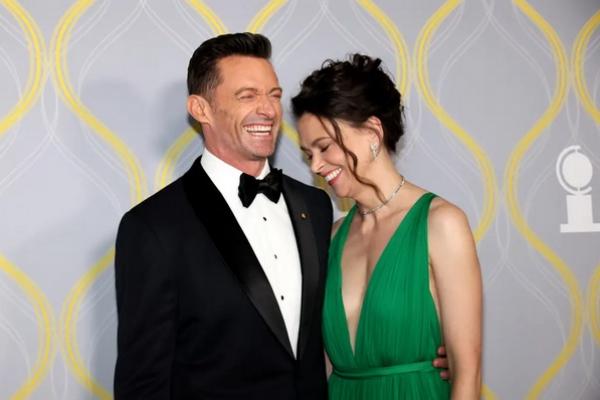  
Hugh Jackman Digosipkan Jatuh Cinta dan Jalin Hubungan Rahasia dengan Sutton Foster