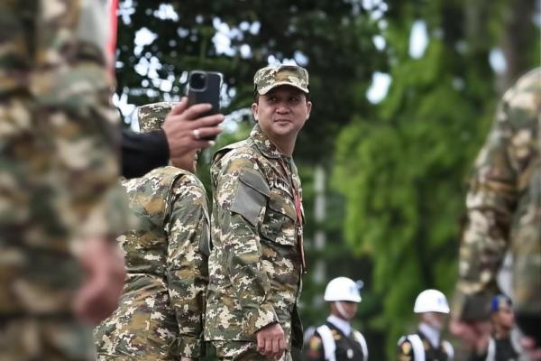 Presiden Prabowo Subianto membanggakan jika dalam Kabinet yang dipimpinnya terdapat mantan prajurit dengan lulusan terbaik dan penerima penghargaan Adhi Makayasa.