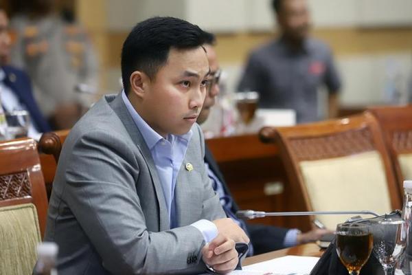 Komisi III DPR RI menggelar RDP dengan jajaran Kapolda Nusa Tenggara Timur (NTT) Irjen Daniel Tahi Silitonga terkait kasus PTDH alias pemecatan terhadap Ipda Rudy Soik.