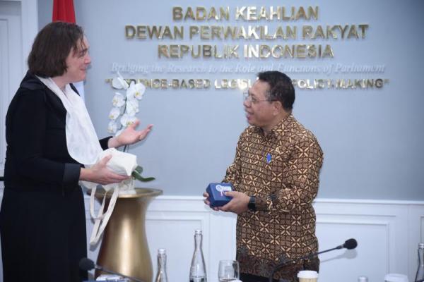 Kepala Badan Keahlian (BK) Sekretariat Jenderal (Setjen) DPR RI Inosentius Samsul menerima kunjungan dari dosen dan guru besar University of Leiden, Belanda.