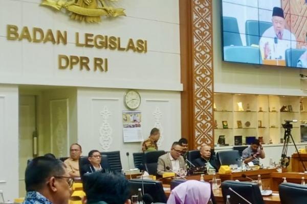 Bahwa regulasi di Indonesia ini terlalu banyak, undang-undangnya terlalu over, kemudian soal monitoring legislasi juga tak berjalan.