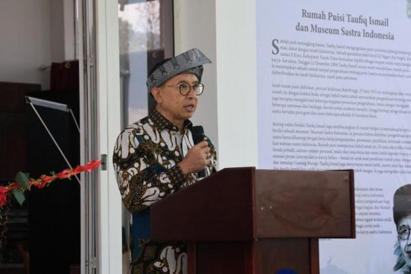 Menteri Kebudayaan (Menbud), Fadli Zon, meresmikan Museum Sastra Indonesia dan Rumah Puisi Taufiq Ismail, di Aie Angek, Tanah Datar, Sumatera Barat (Sumbar) pada Rabu (30/10).