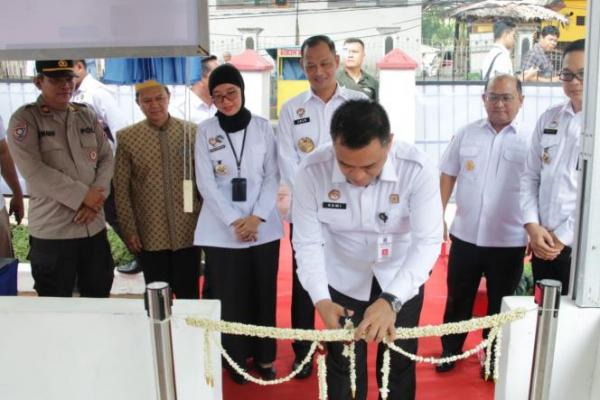 Kemenkumham Banten hadir memberikan kepedulian bagi sesama dengan menyediakan makan siang gratis