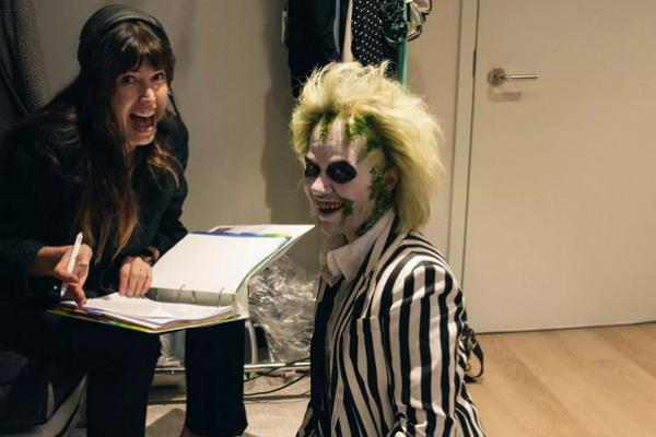 Sulit Dikenali, Kelly Clarkson Tampak Seram Tampil ala Setan Beetlejuice untuk Halloween