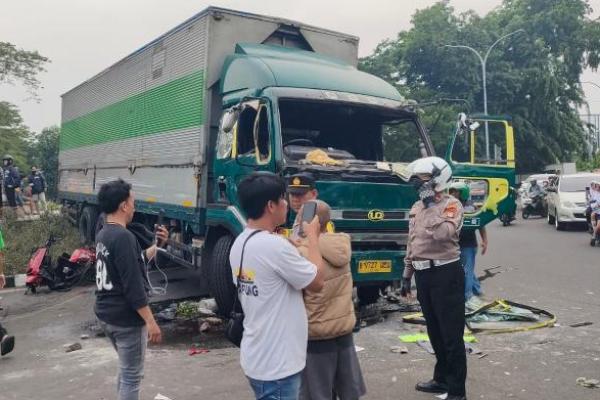 Sopir Truk Kontainer Ugal-Ugalan di Kota Tangerang Tak Sadarkan Diri, Polisi Cari Identitas