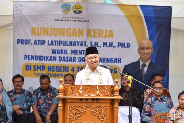 Wakil Menteri Pendidikan Dasar dan Menengah Atip Latipulhayat menyerap aspirasi dari para guru se-Kota Tasikmalaya terkait kebijakan pendidikan