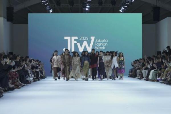 HDII Jakarta memvisualisasikan tema JFW 2025 dengan memadukan elemen tradisional dan inovasi modern.