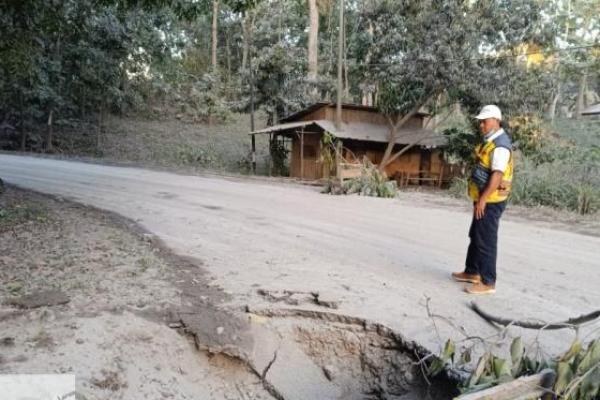 Kementerian PU Kerahkan Alat Berat Buka Akses Maumere-Larantuka