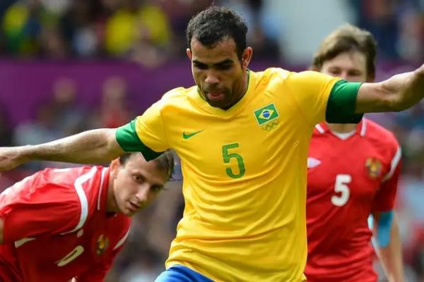 Mantan bintang Tottenham Hotspurs, Sandro, mengumumkan keputusan mengejutkan setelah kembali dari masa pensiun dengan bergabung ke klub non-liga, Harborough Town.