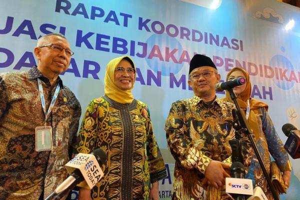 Mendikdasmen mengatakan bahwa dirinya terlebih dahulu ingin mendengar pengalaman masing-masing daerah sebelum mengambil keputusan soal zonasi.