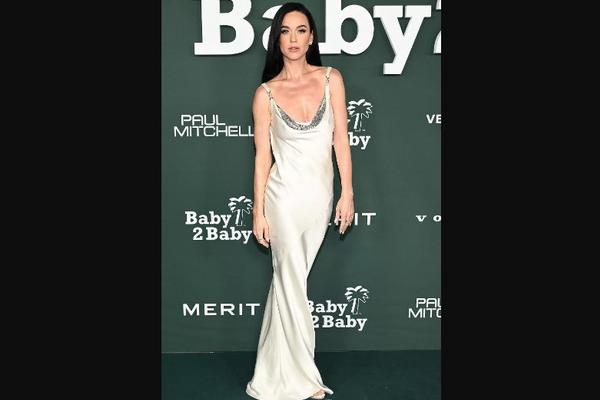 Menawan, Penampilan Katy Perry Pakai Gaun Sutra Versace di Karpet Merah Baby2Baby