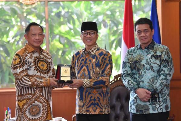 Mendes PDT Bahas Program di Desa Tepat Sasaran Bersama Mendagri