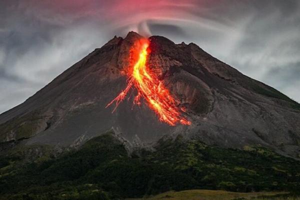 Selain Lewotobi, Ini 5 Gunung Berapi Aktif Paling Terkenal di Indonesia