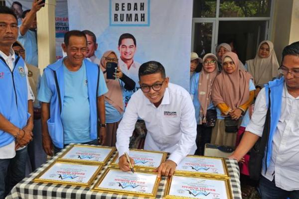 Cagub Andra Soni Serah Terima Ratusan Bedah Rumah dan Sumur Bor