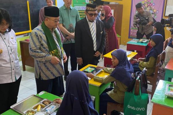 Makan Bergizi Gratis dan Siswa Kota Gudeg yang Tersenyum Manis