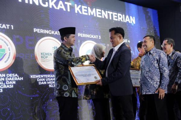 Kementrans dan Kemendes PDT Raih Terbaik 1 Penilaian Pelayanan Publik 2024