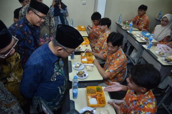 Mendikdasmen Tinjau Uji Coba Makan Bergizi Gratis di Sidoarjo