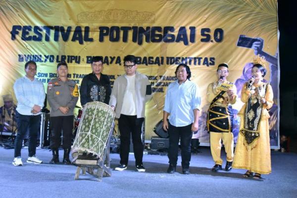 Bersama Komeng, Waka MPR Meriahkan Dan Buka Festival Potinggai