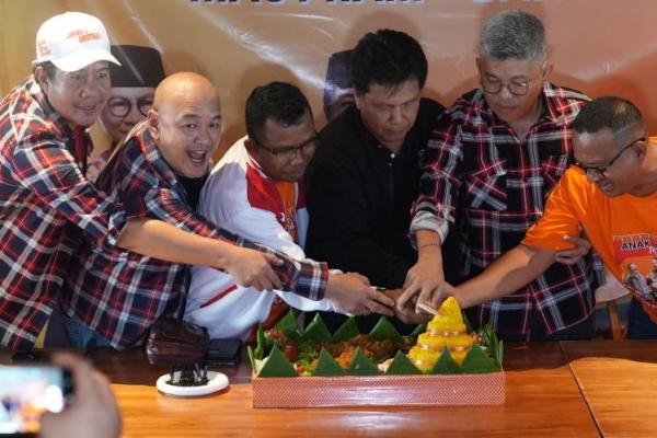 Potong Tumpeng, Ahokers-Anak Abah Bersatu Menangkan Pramono Satu Putaran