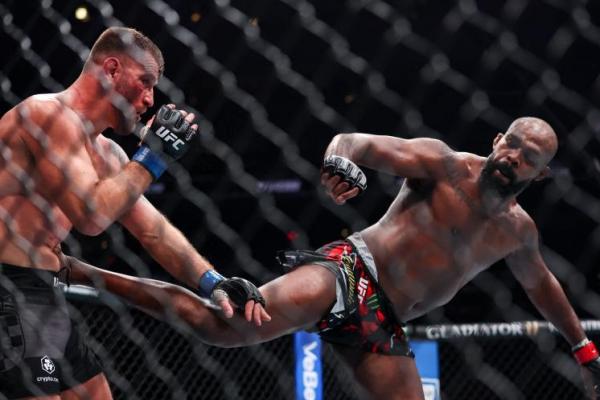 Pertarungan UFC, Jon Jones Menumbangkan Stipe Miocic dengan Spinning Back Kick