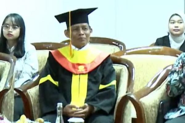 Guru Besar IPB Raih Gelar Sarjana Hukum di UT