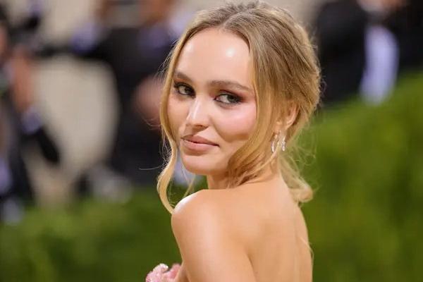 The Idol Dikritik Keras, Lily-Rose Depp Tetap Mencintai Serial Kontroversial Itu