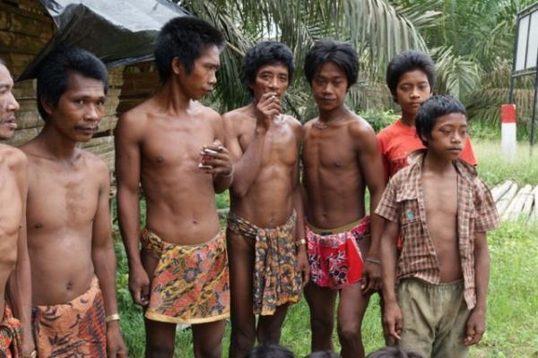 9 Suku Primitif Indonesia yang Terancam Punah