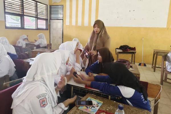 Perjuangan Bu Guru Dona Mengukir Dedikasi di Tepian Batanghari