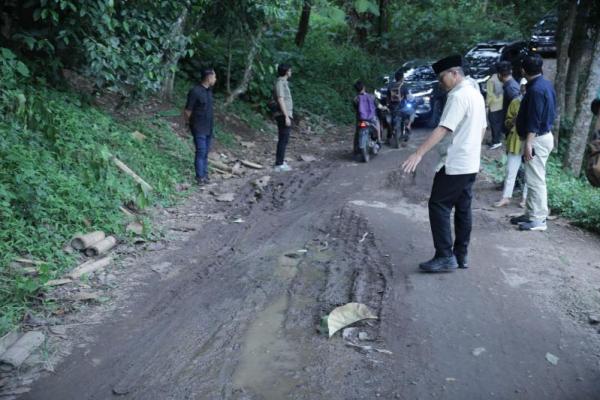 Kaget Lihat Jalan Menuju Cikedung Rusak Parah, Mendes PDT Hubungi Menteri PU