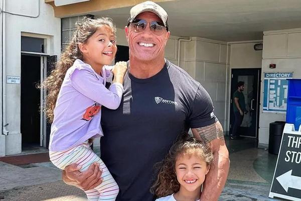 Ditemani Dua Putrinya, Dwayne Johnson Terharu Temui Anak-anak Berpenyakit Kritis 