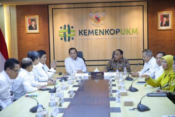 Menteri Koperasi Ajak Mentrans Kembangkan Produksi Susu Segar di Kawasan Transmigrasi