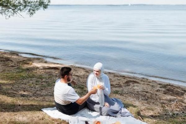 Manfaat Minum Sambil Duduk dalam Perspektif Islam dan Sains