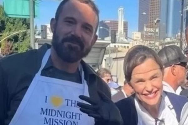 Berbagi Thanksgiving, Ben Affleck dan Mantan Istri Jennifer Garner Jadi Relawan