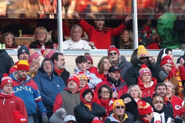 Momen Manis Usai Pertandingan Chiefs, Taylor Swift Bagi Suvenir untuk Penggemar Cilik