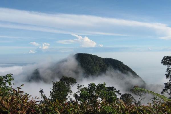 5 Gunung Paling Angker di Indonesia yang Memikat dengan Keindahannya