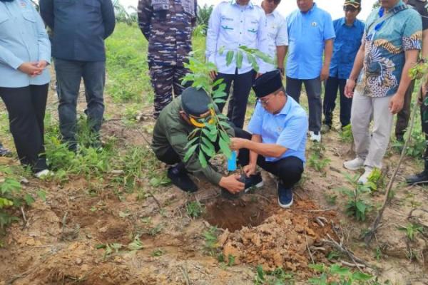 Mendes Yandri Letakkan Batu Pertama Pembangunan SMK Agribisnis Desa Tepian Langsat Kaltim