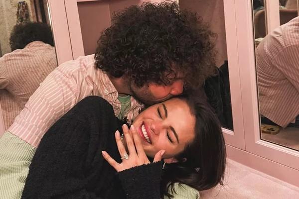 Bertunangan dengan Benny Blanco, Selena Gomez Kini Selalu Pamer Cincin Berlian Besar Marquise