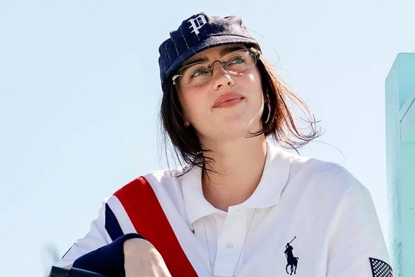 Billie Eilish Terharu Penggemar Nyanyikan Hitsnya `The Greatest`