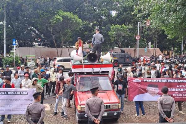 Mereka memberikan dukungan kepada KPK agar mengusut dugaan korupsi yang terjadi di Kabupaten Banggai, Sulawesi Tengah.