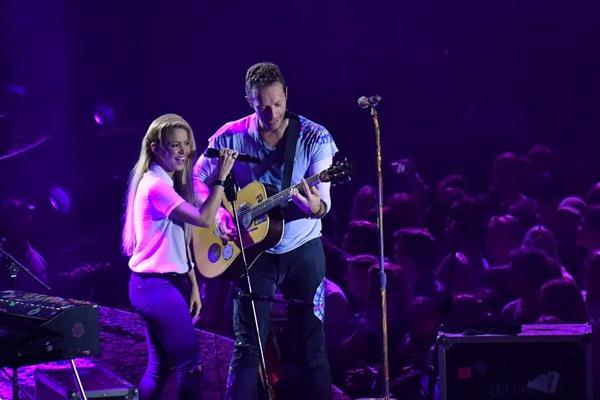 Putus dari Gerard Pique, Shakira Senang Diperhatikan Vokalis Coldplay Chris Martin