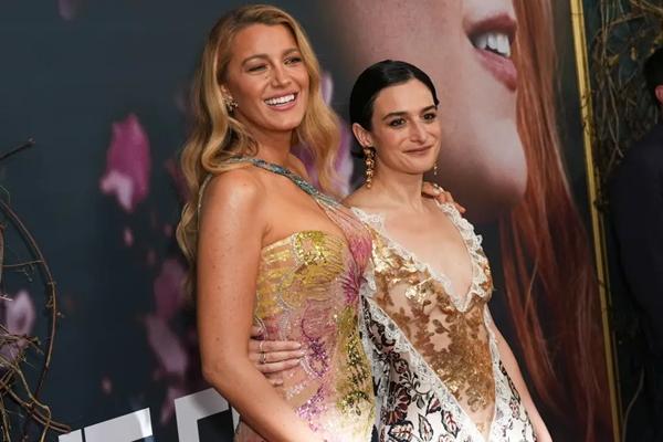 Jenny Slate `Adik` Justin Baldoni Dukung Blake Lively setelah Pengaduan Pelecehan Seksual