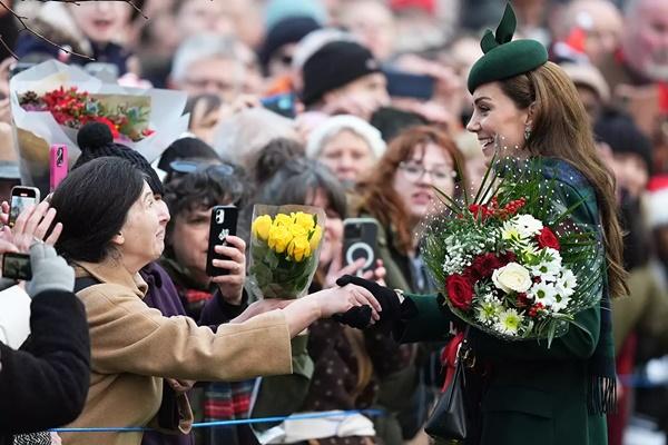 Setelah Melalui Tahun yang Brutal, Kate Middleton Kembali Jalan-jalan Natal Bersama Keluarga 